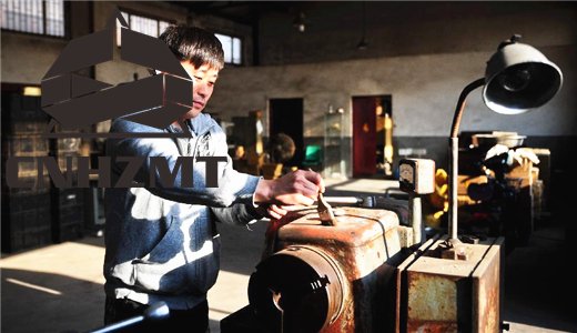 王福喜在清理一臺機床上的灰塵